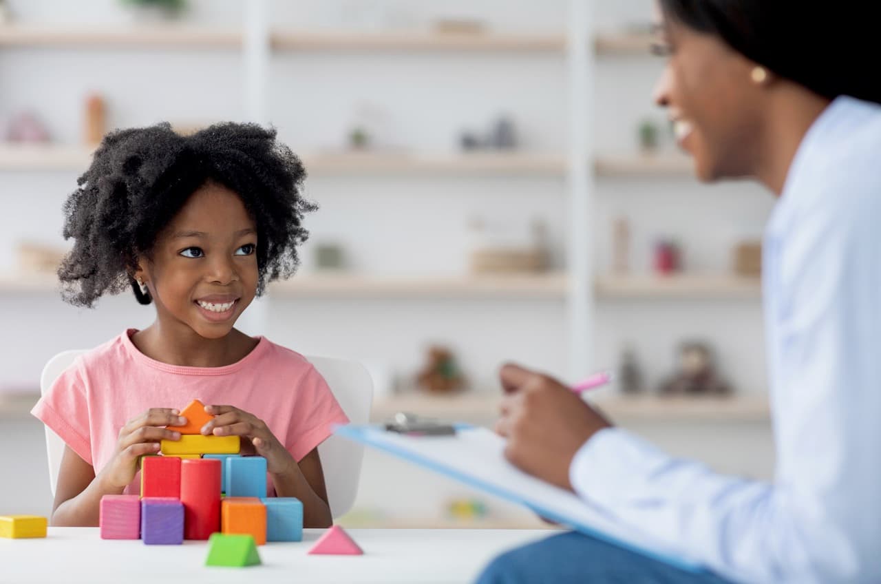 Kind speelt vrolijk met kleurrijk speelgoed